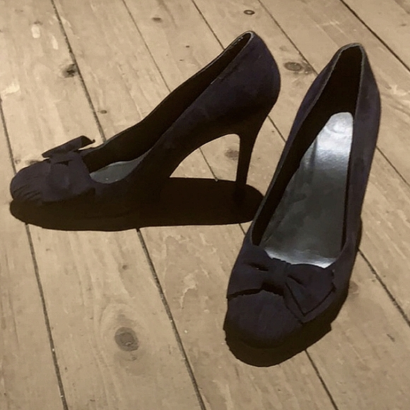 🎉Stuart Weitzman blue suede heels! - Picture 2 of 5